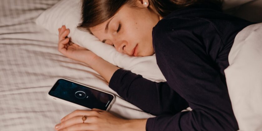 Cosa succede se ci addormentiamo con il cellulare vicino