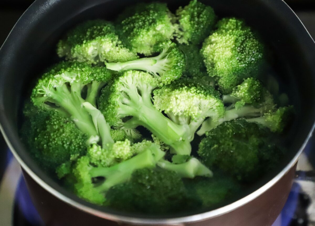 Cuocere i broccoli a vapore o sbollentarli