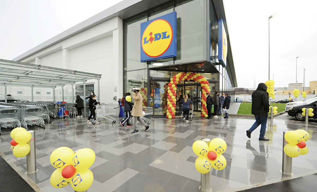 Da Lidl 5 kg di arance Navel a 2,79 euro, 1 kg di carote a 0,99 euro, 500 g di broccoli a 0,89 euro e lattuga a 0,80 euro