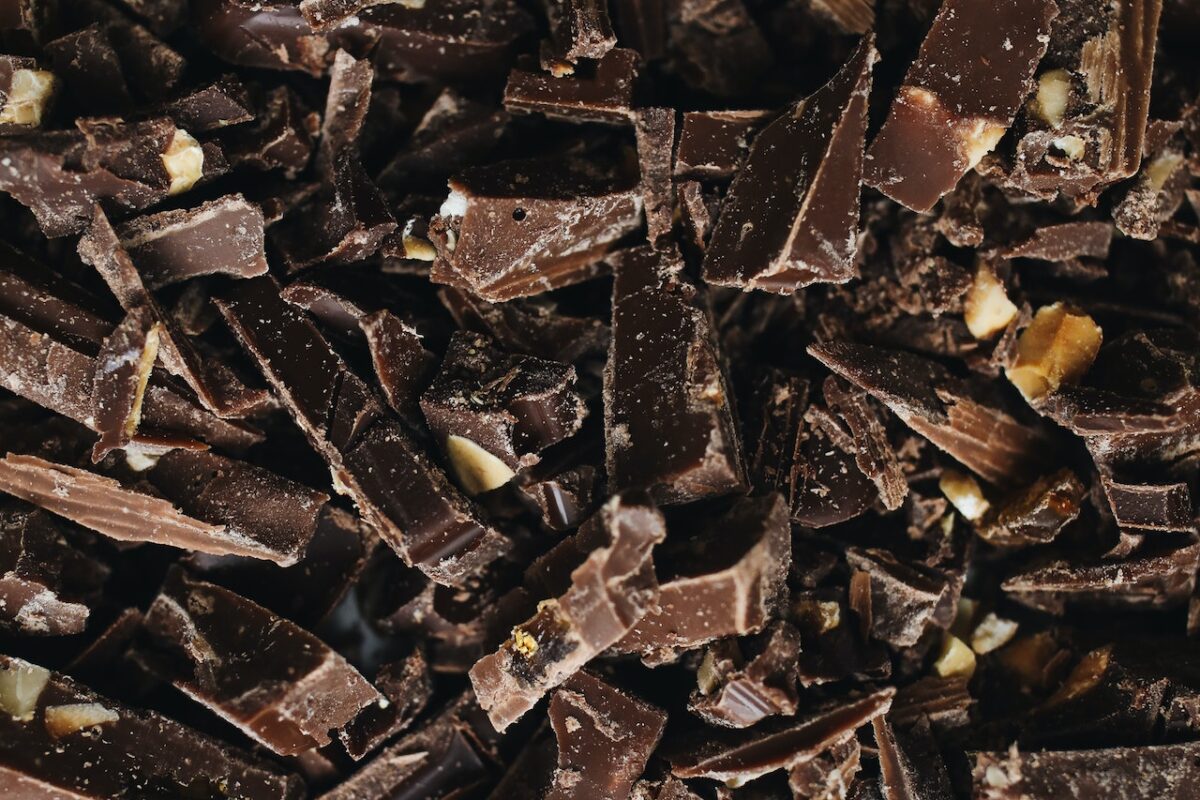 Decoriamo il semifreddo con del cioccolato tritato