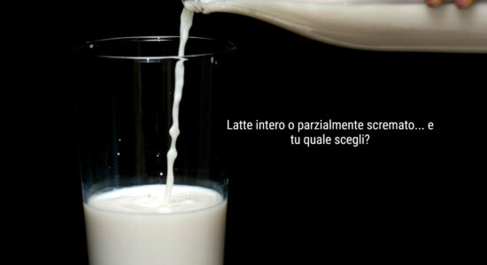 Devi bere il latte parzialmente scremato o quello intero per la dieta