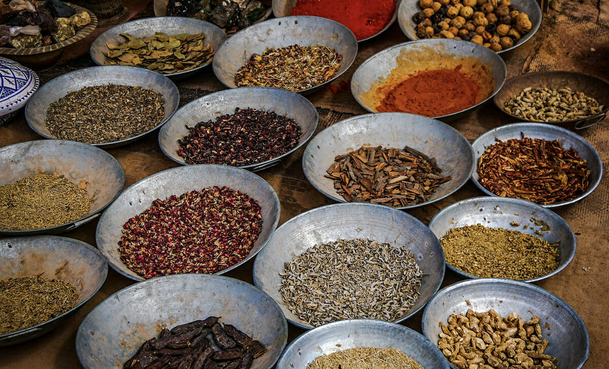 Di solito si utilizza il curry già pronto che si trova in commercio, ma possiamo realizzarlo anche in casa con un mix di spezie