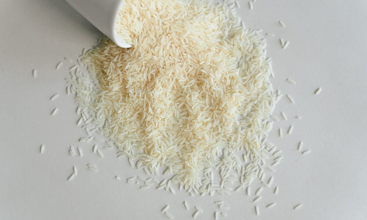 Disporre del riso vicino lo stendibiancheria, perché assorbe l'umidità dei panni