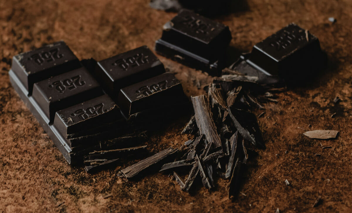 Distribuisci il cioccolato a scaglie sull’impasto e arrotola quest’ultimo su sé stesso per il lungo