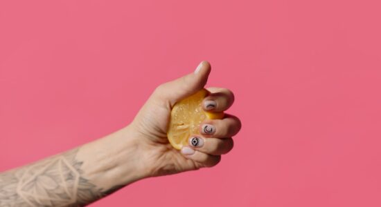 Dovremmo tutti provare a spargere il limone sui fogli
