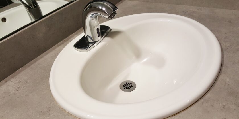 Ecco come togliere i graffi neri dalla ceramica del lavandino