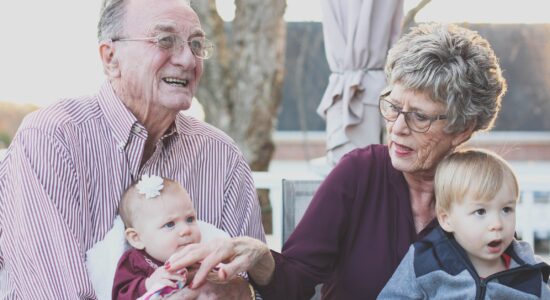 Ecco quando scatta il dovere dei nonni di corrispondere l'assegno di mantenimento ai nipoti