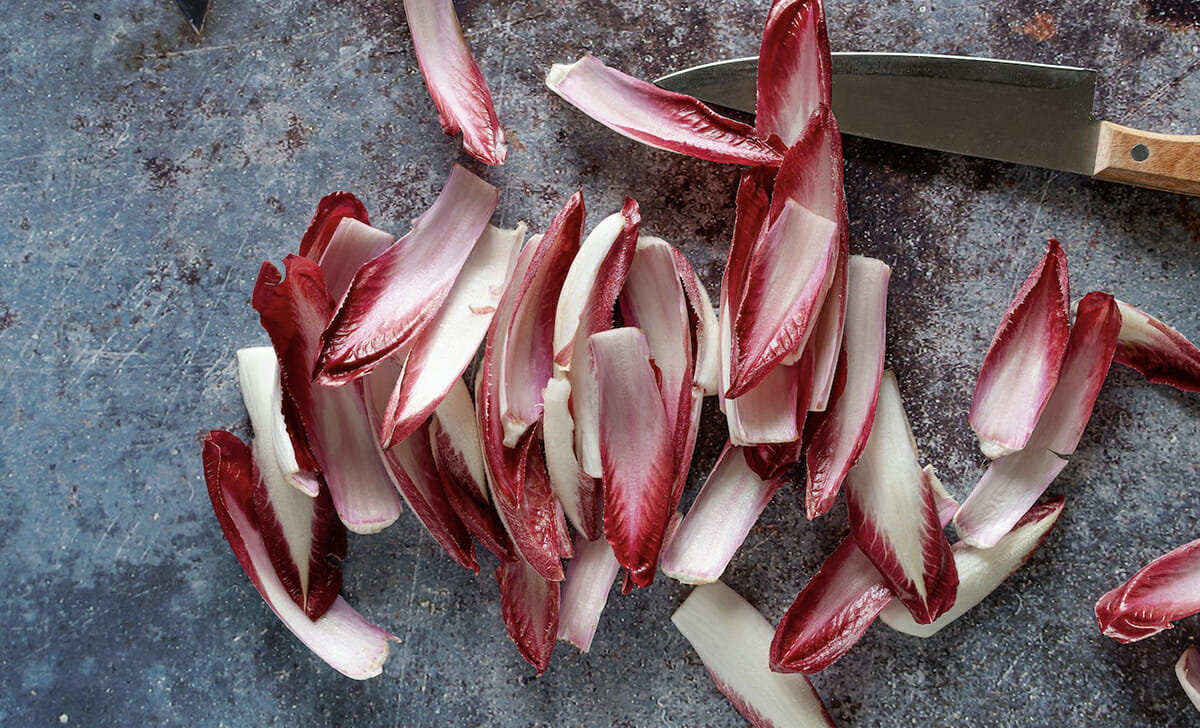 Eliminiamo la base del radicchio e le foglie più esterne