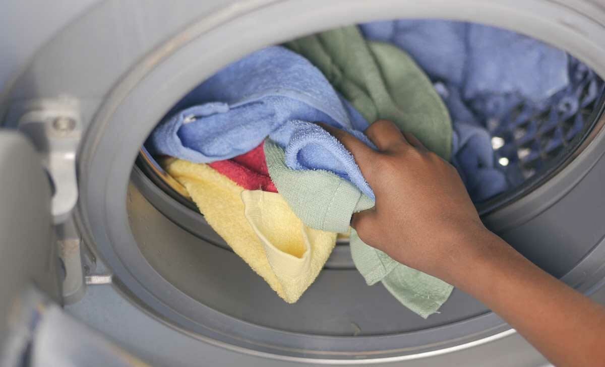 Evitiamo di esagerare con la quantità di detersivo e di panni inseriti nel cestello