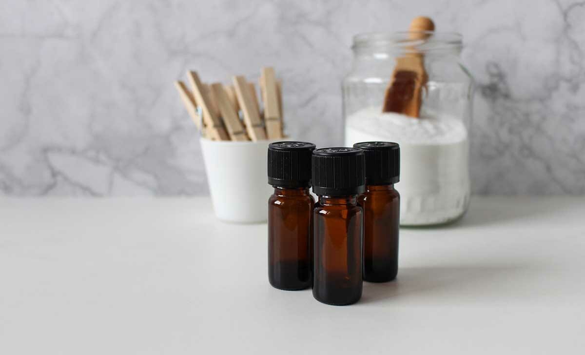 Far sciogliere in acqua molto calda bicarbonato, sapone di Marsiglia e aggiungere infine l'olio essenziale di lavanda