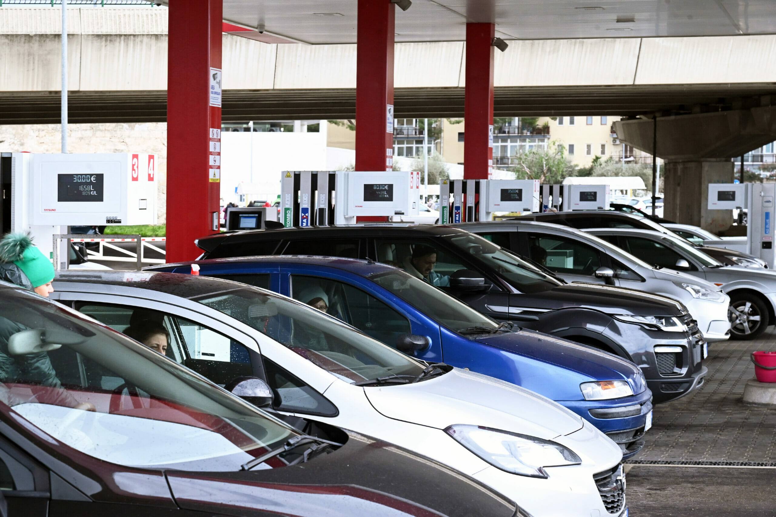 Fare il pieno in autostrada costa di più