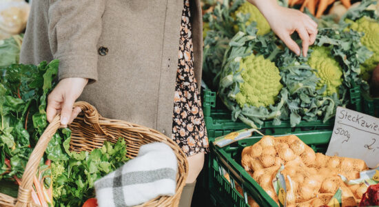 Fare la spesa di frutta e verdura al supermercato