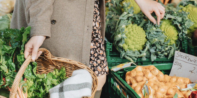 Fare la spesa di frutta e verdura al supermercato