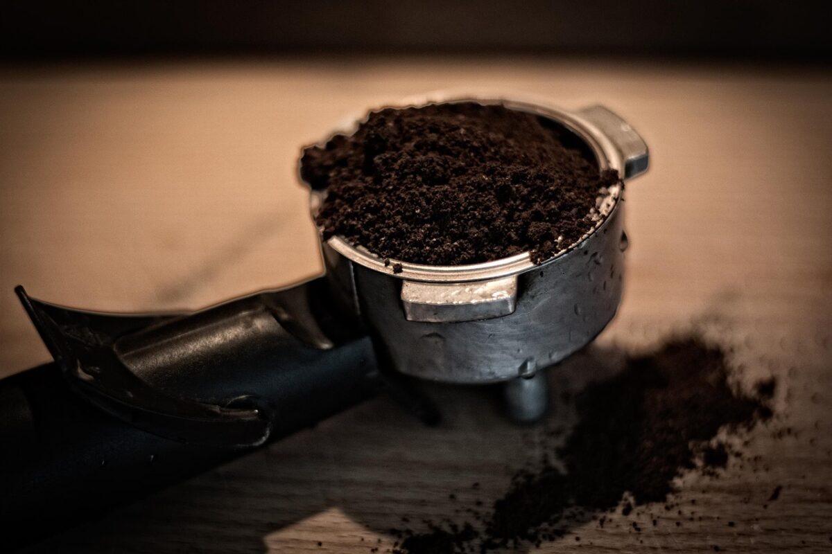 Gettare nel sacchetto i fondi del caffè