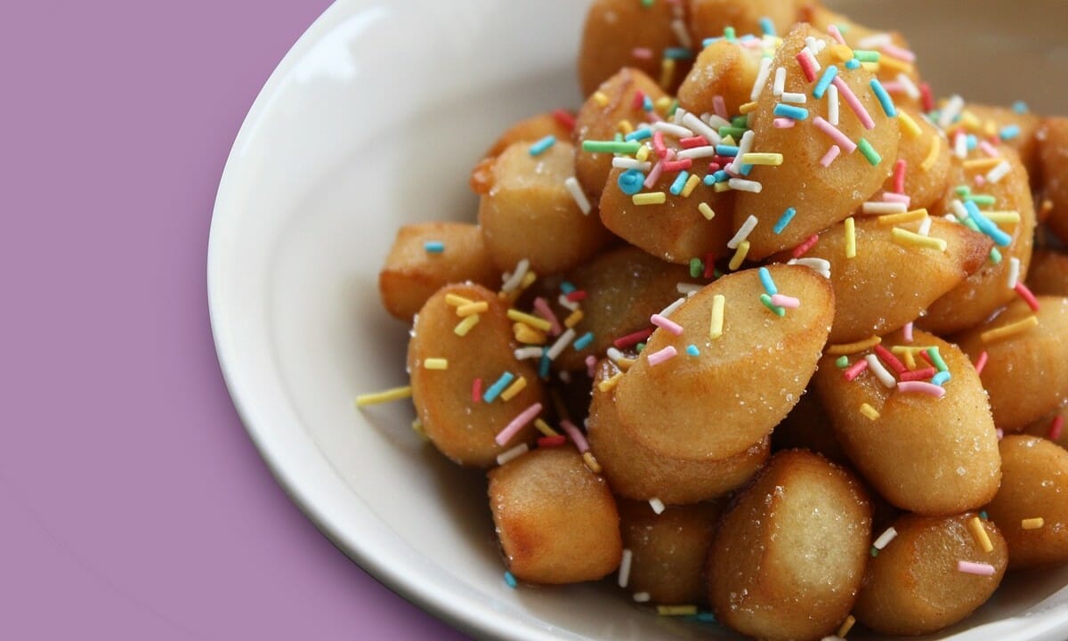 Gli struffoli sono dolci tipici napoletani