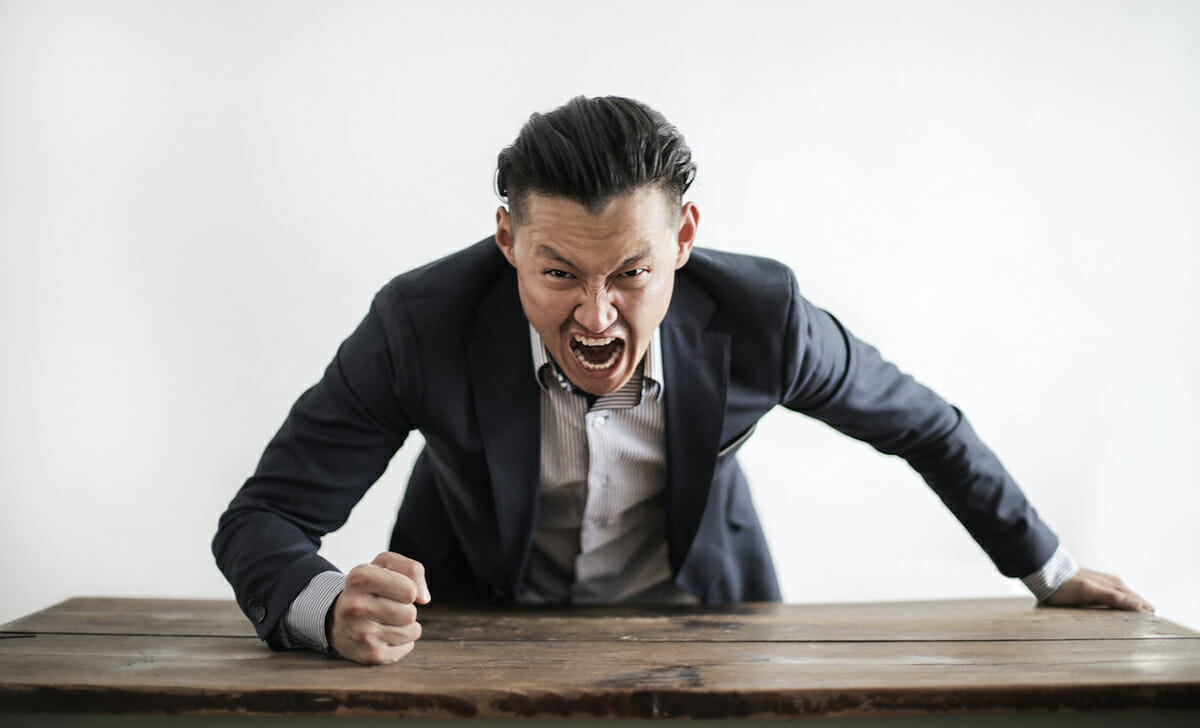 I Leone sono nervosi sul lavoro per una mancata conclusione contrattuale e faticano a capire che non sempre le cose vanno come vorrebbero loro