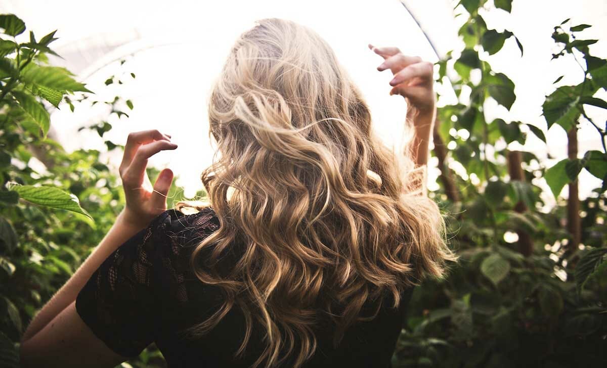 I capelli bianchi possono efficacemente esser coperti con i colpi di sole
