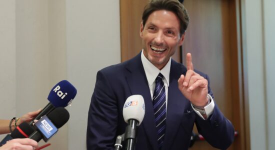 Esulta Pier Silvio Berlusconi con i dati auditel che premiano la prima di “C’è Posta per te”