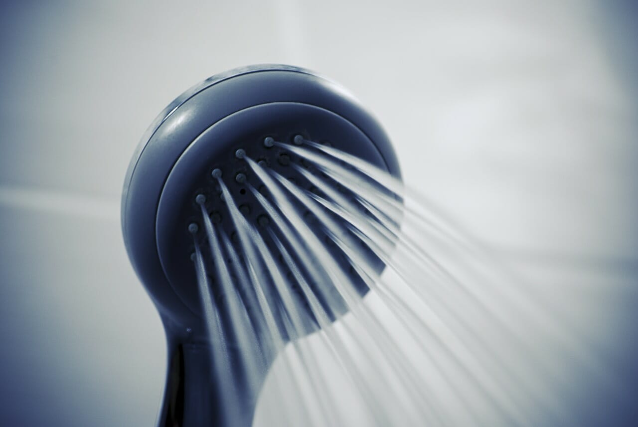 I vapori dell'acqua calda finiscono sulle mattonelle