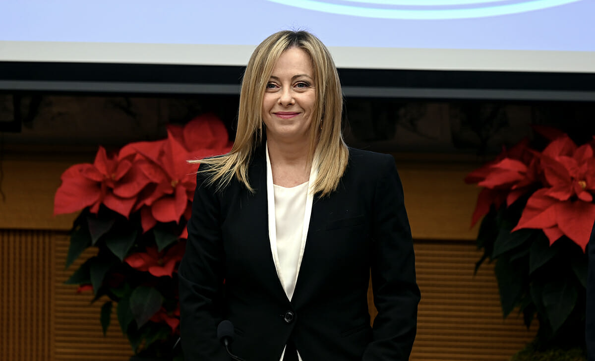 Il Governo italiano ha introdotto una misura restrittiva sulla flat tax in caso di superamento della soglia di ricavi o compensi pari a 100.000 euro