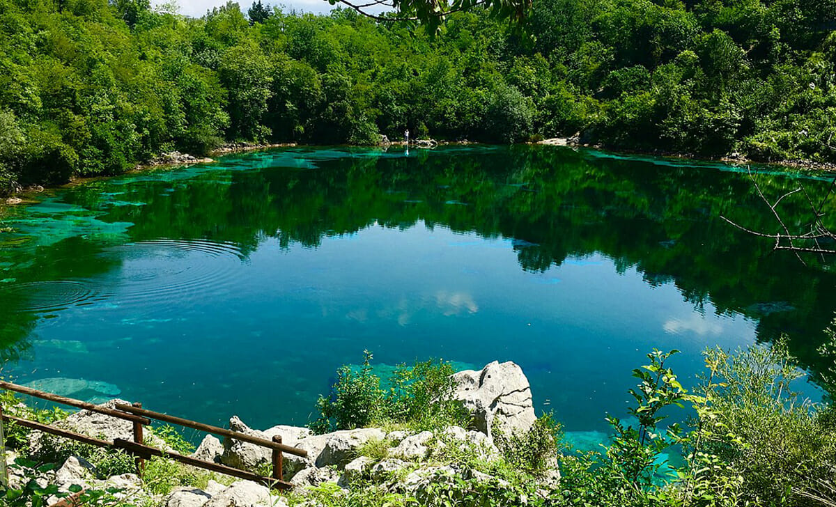 Il Lago di Cornino è famoso per la limpidezza e trasparenza delle acque e per i suoi splendidi colori