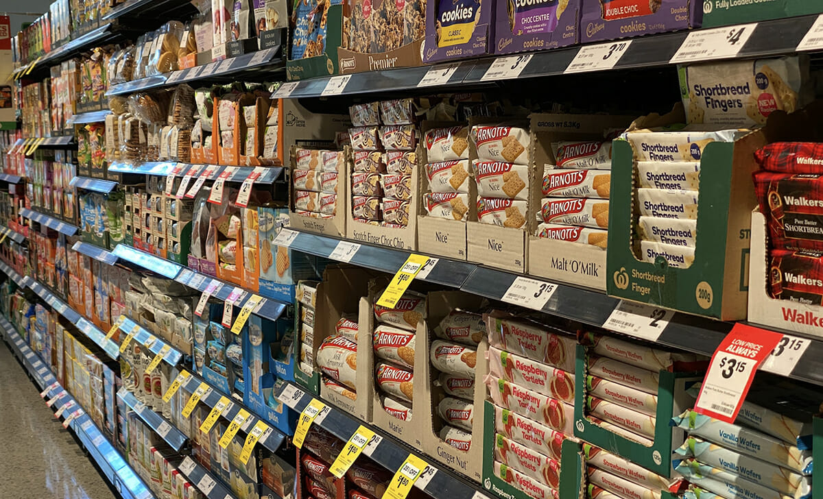 Il commesso deve anche conoscere la disposizione dei prodotti sugli scaffali del supermercato