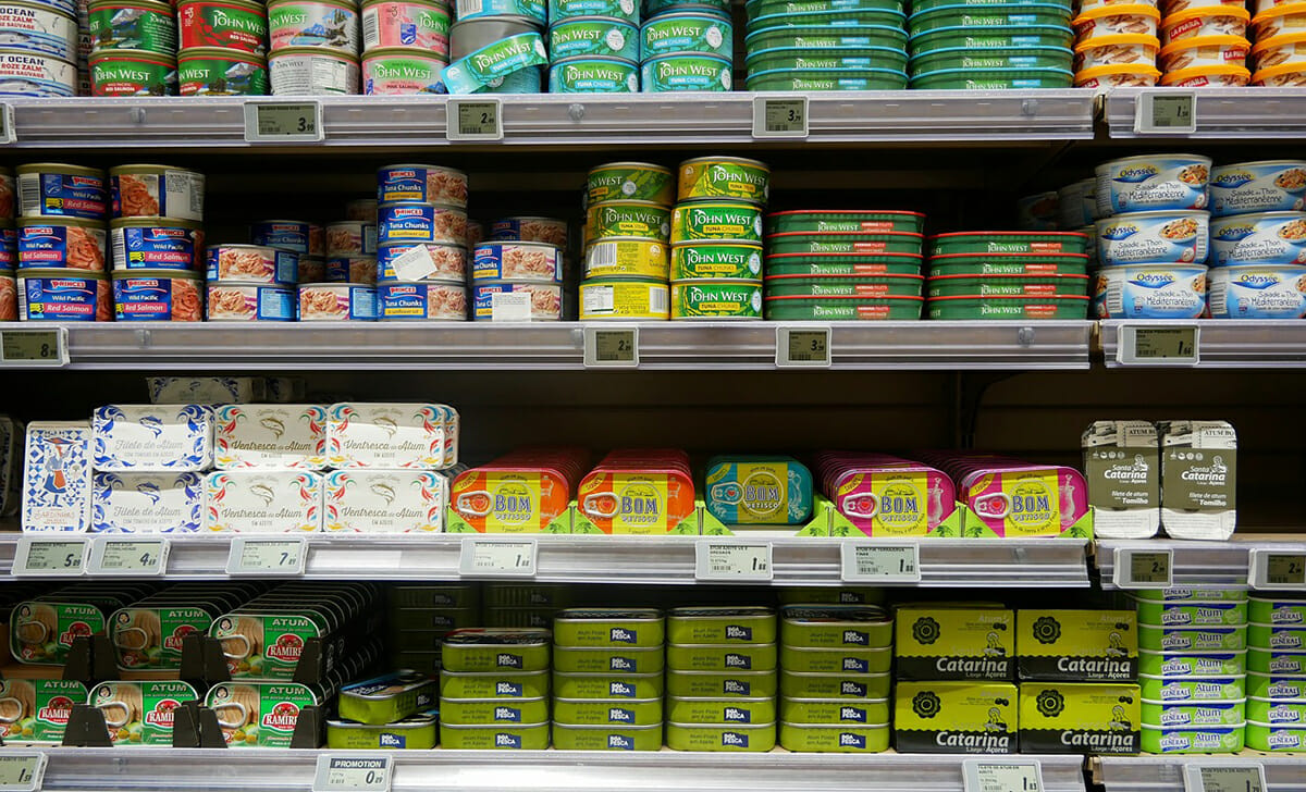 Il compito principale è quello di sistemare la merce sugli scaffali del supermercato