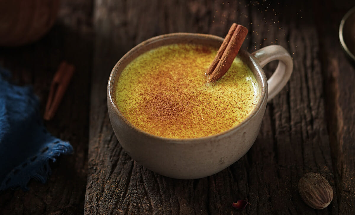 Il cosiddetto latte d’oro, cioè il miscuglio di latte e curcuma, sarebbe un vero rimedio depurativo