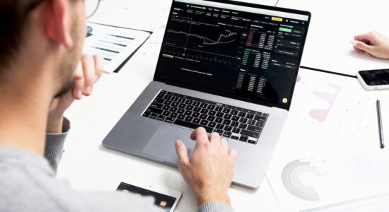Il dilemma è comprare o non comprare i mercati azionari
