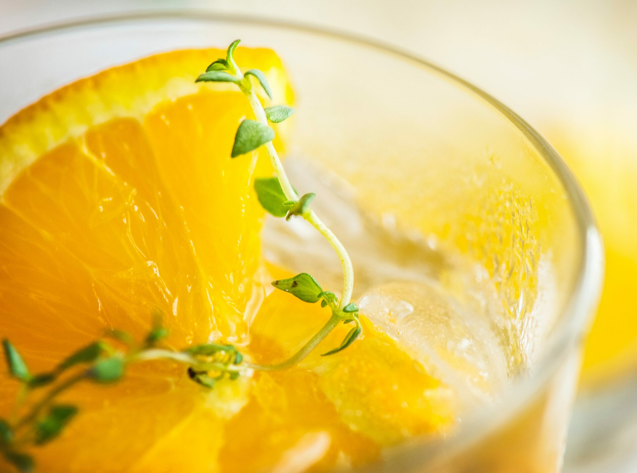 Il limoncello è una bevanda apprezzata da molti, un liquore italiano che si prepara con zucchero, alcool e scorza di limone.