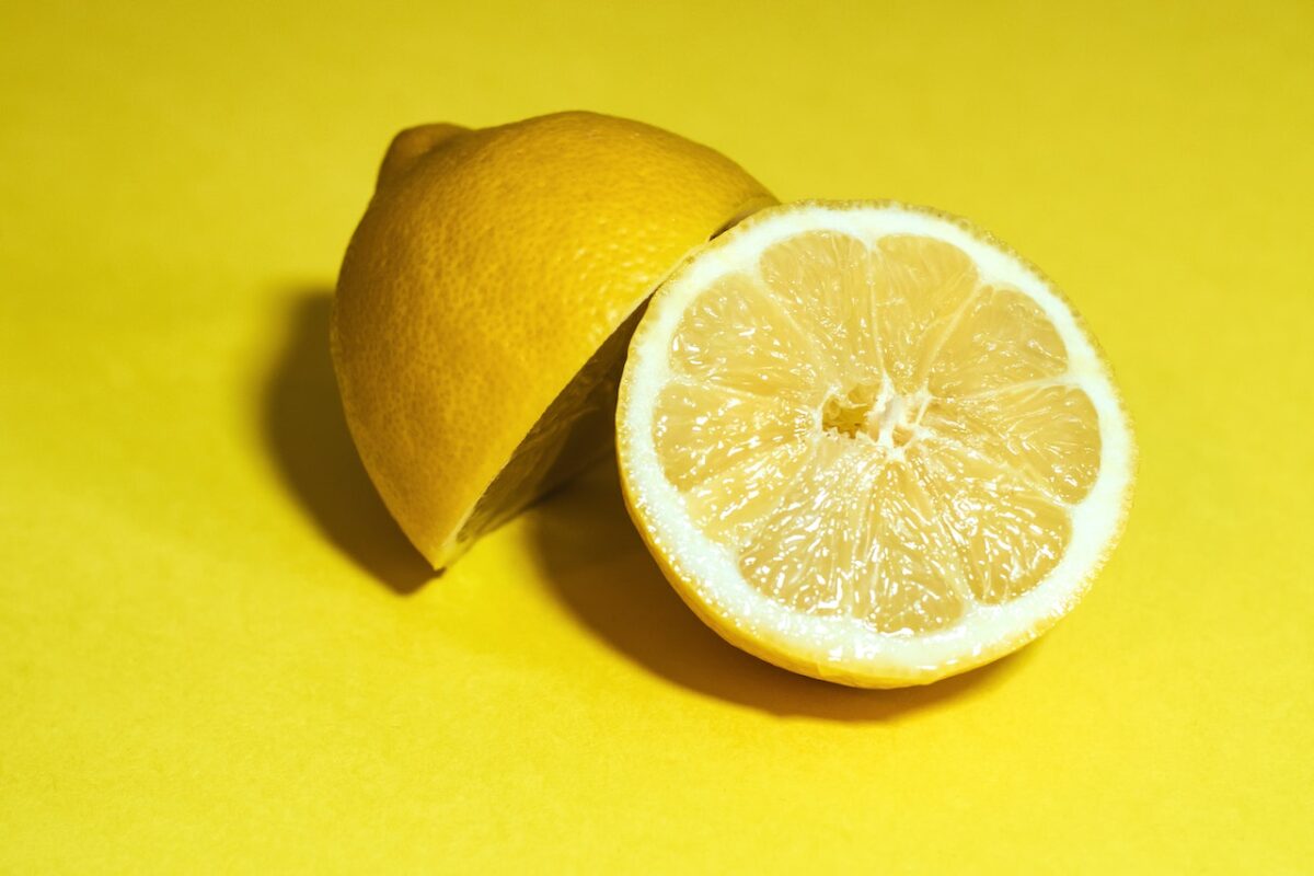 Il limone è utile per pulire le macchie d’olio sul legno