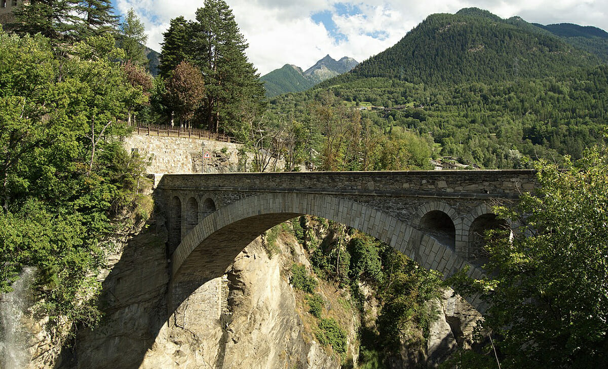 Il ponte di Introd è sospeso a oltre 100 metri di altezza