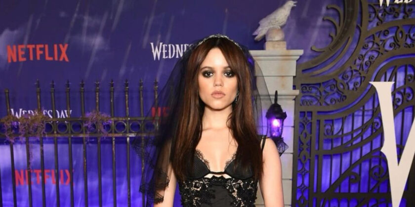 Il taglio medio di Jenna Ortega aka Mercoledì Addams è il trend hair del nuovo anno