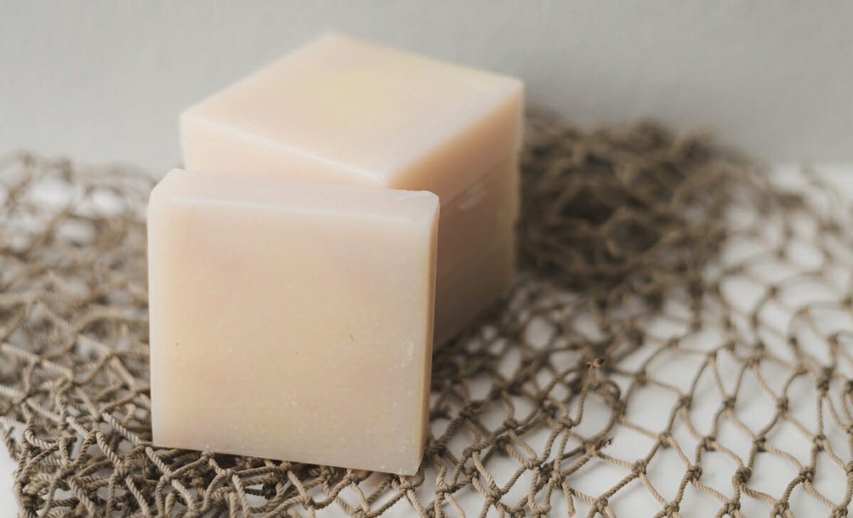 In caso di parquet vetrificato, possiamo utilizzare uno sgrassante, come il sapone di Marsiglia