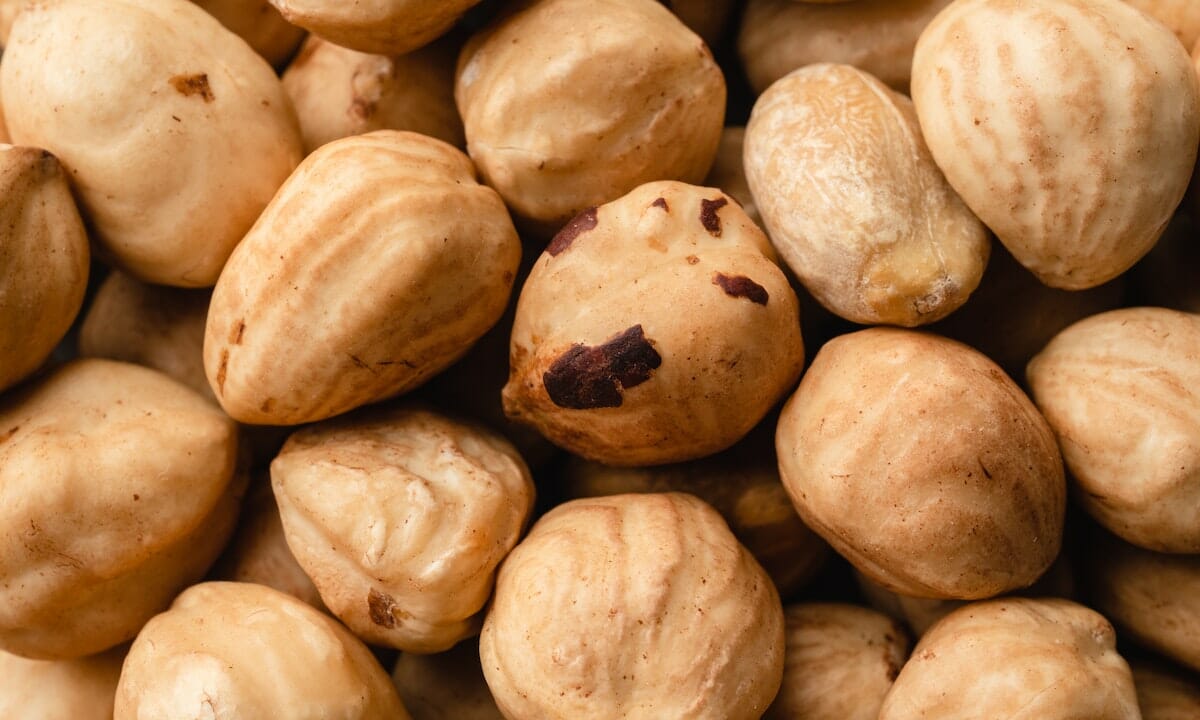 Iniziamo tostando le nocciole intere
