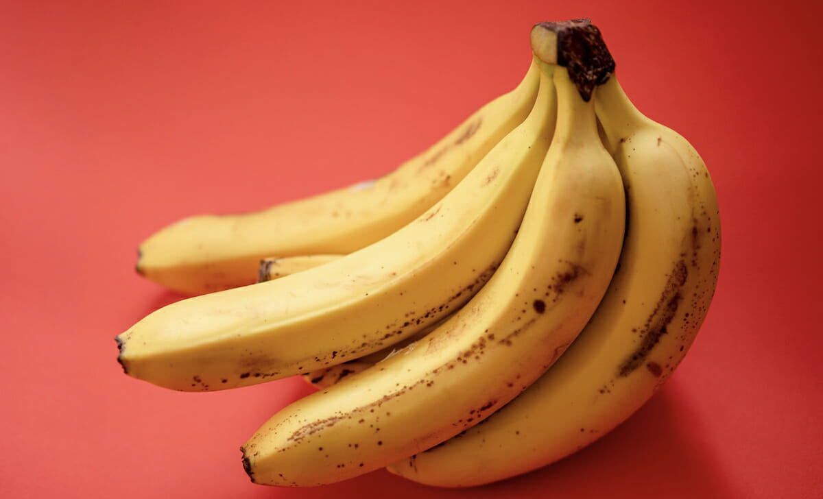 La buccia diventa gialla fino a ricoprirsi di macchie scure e nere e il frutto diventa molle e con un gusto diverso, ma può ancora tornarci utile per qualche ricetta