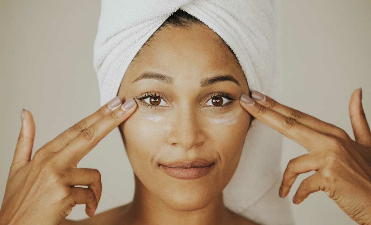 La crema anti-age a 30 anni dovrebbe contenere soprattutto acido ialuronico, a 50 anni avremo bisogno di elementi utili per la rigenerazione cellulare