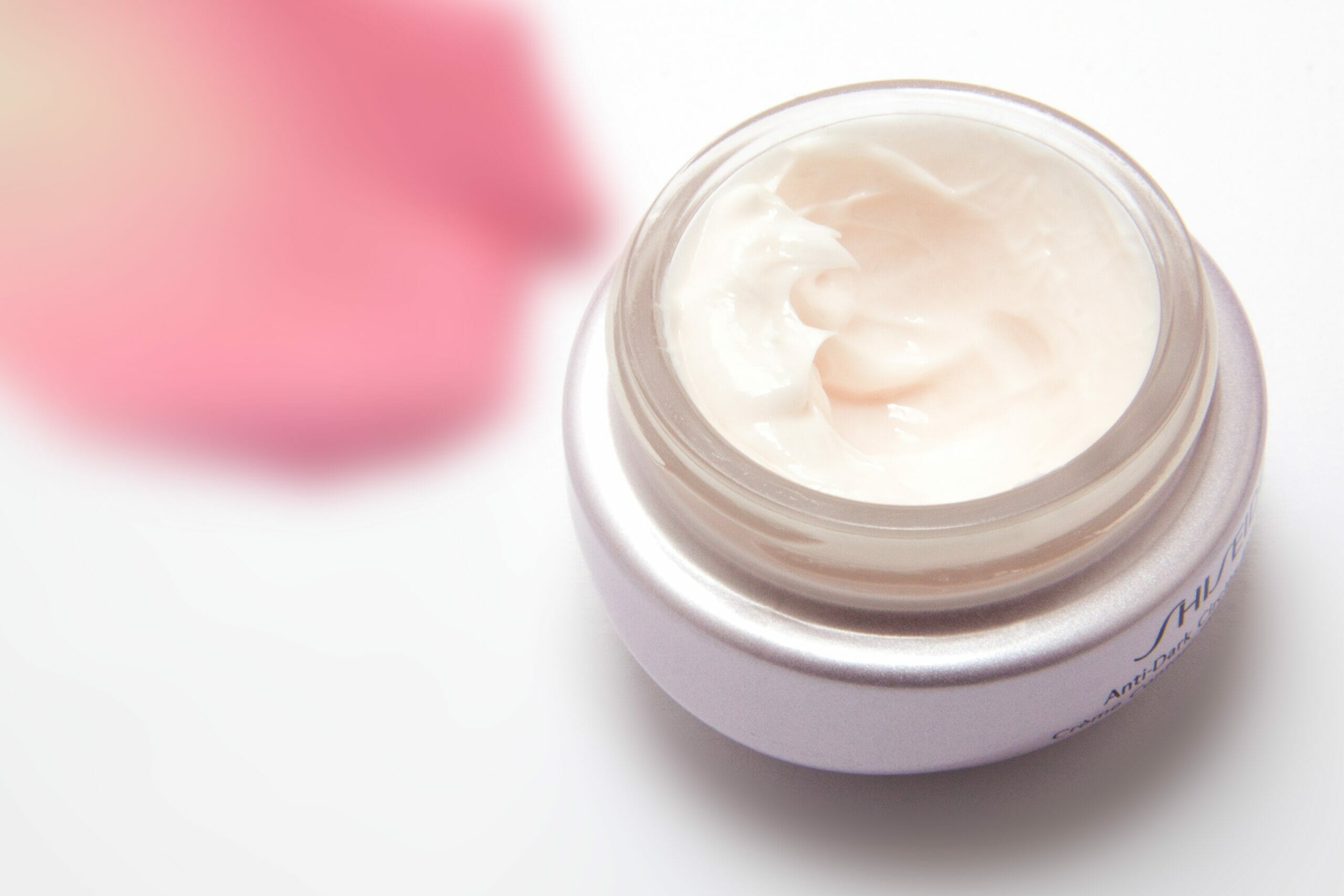 La crema è adatta alle pelli secche, mentre il siero è perfetto per le pelli grasse o miste