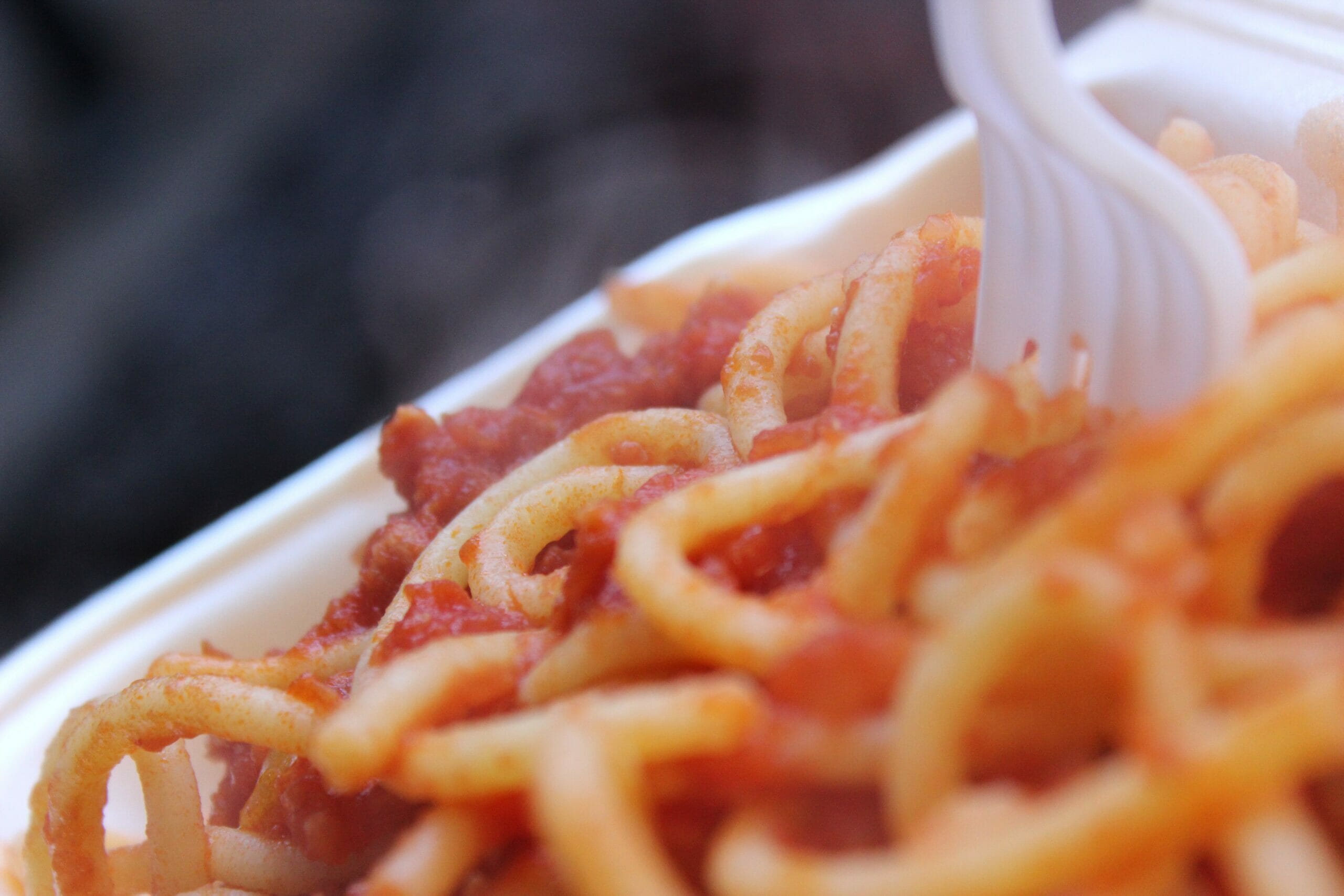 La pasta all’amatriciana è uno dei must della cucina laziale. Nata nei dintorni di Amatrice, piccola cittadina a pochi passi dall’Abruzzo, ha origini contadine antichissime.