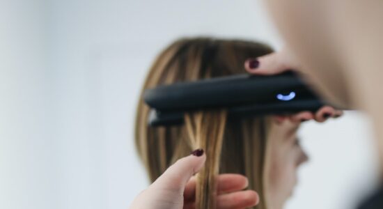 La piastra rovina i capelli oppure no?-proiezionidiborsa.it