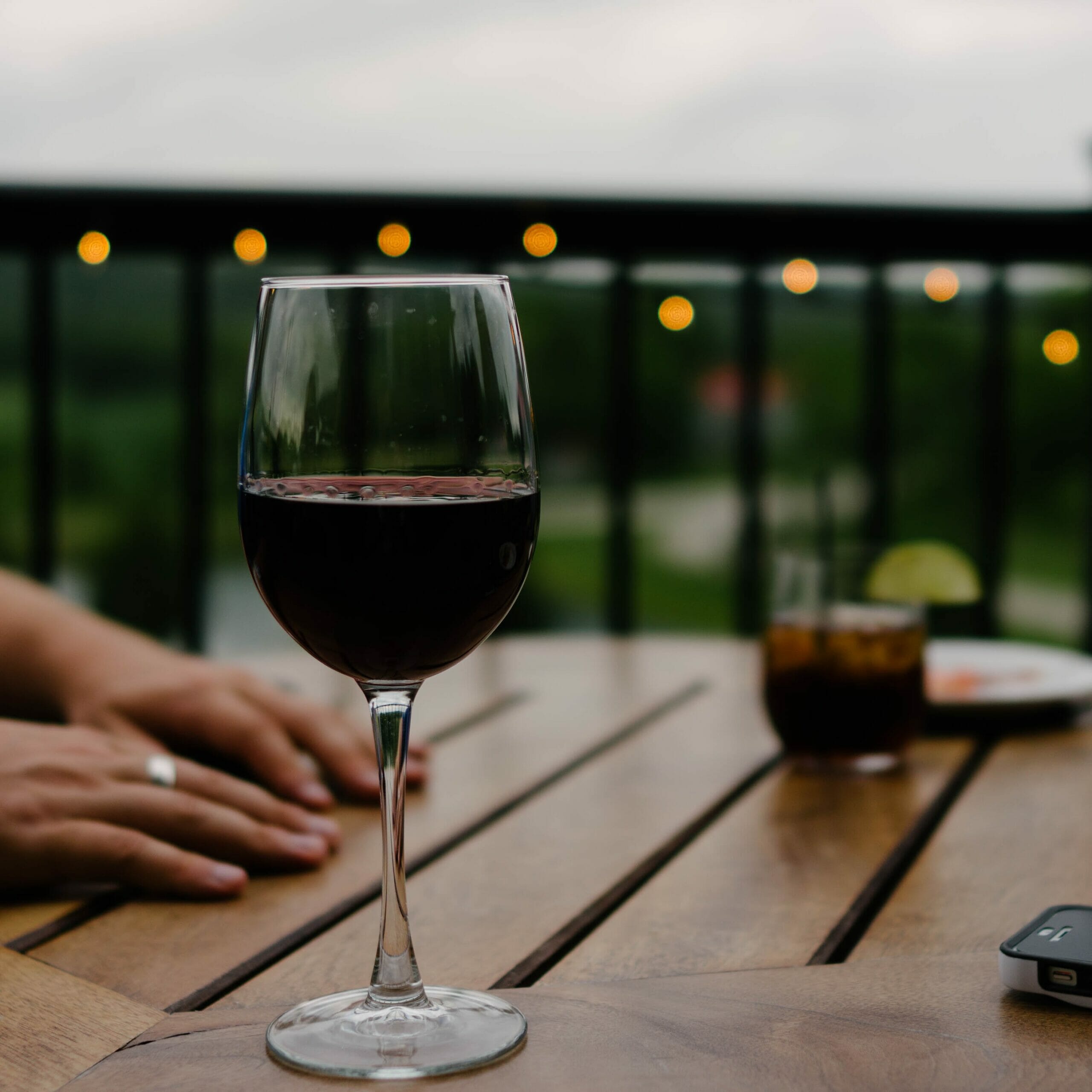 La prima regola importante è avere un’idea generale su che cosa si cerca. Ad esempio, se si preferisce un vino rosso o bianco, giovane od invecchiato.