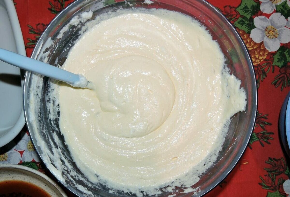 La torta viene farcita con una crema di mascarpone
