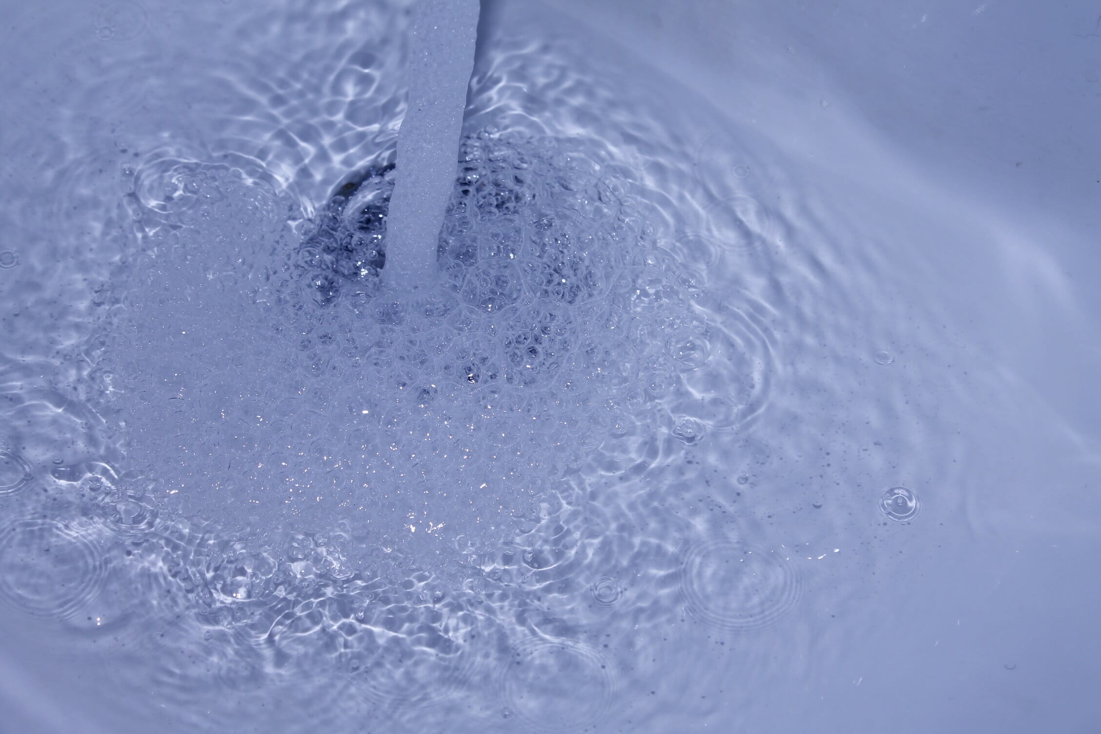 L’acqua che si accumula nel lavandino, i tubi di scarico che brontolano e gorgogliano, cattivi odori: se succede questo i nostri scarichi sono otturati.