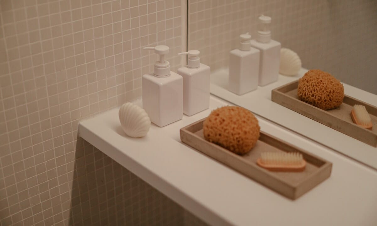 Lavarle con acqua, sapone liquido e olio di mandorle