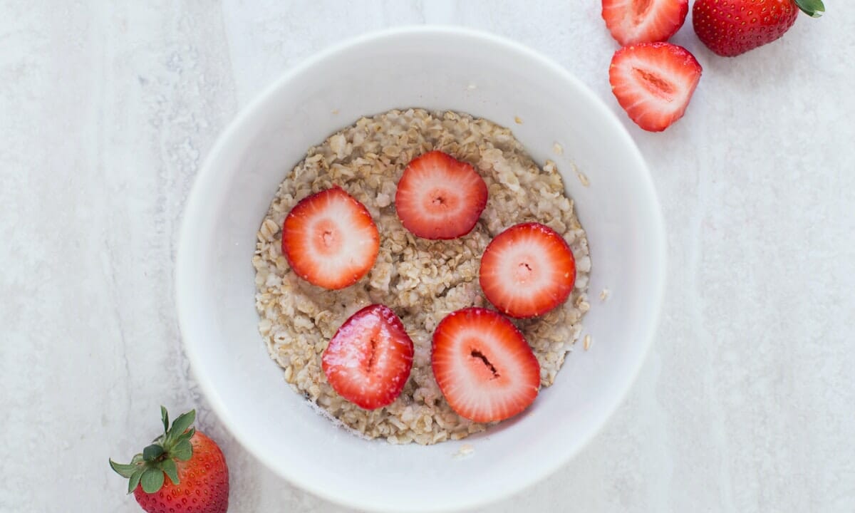 L'avena è consigliata in quanto digeribile e aiuta anche la regolarità dell'intestino