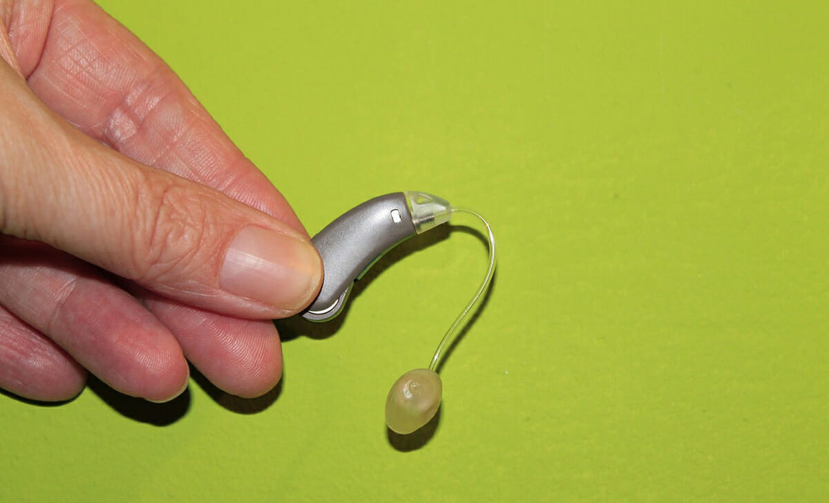 Le caratteristiche che alzano il prezzo sono la riduzione dei rumori, la direzionalità dei microfoni, la connettività wireless e il controllo del rumore d’ambiente