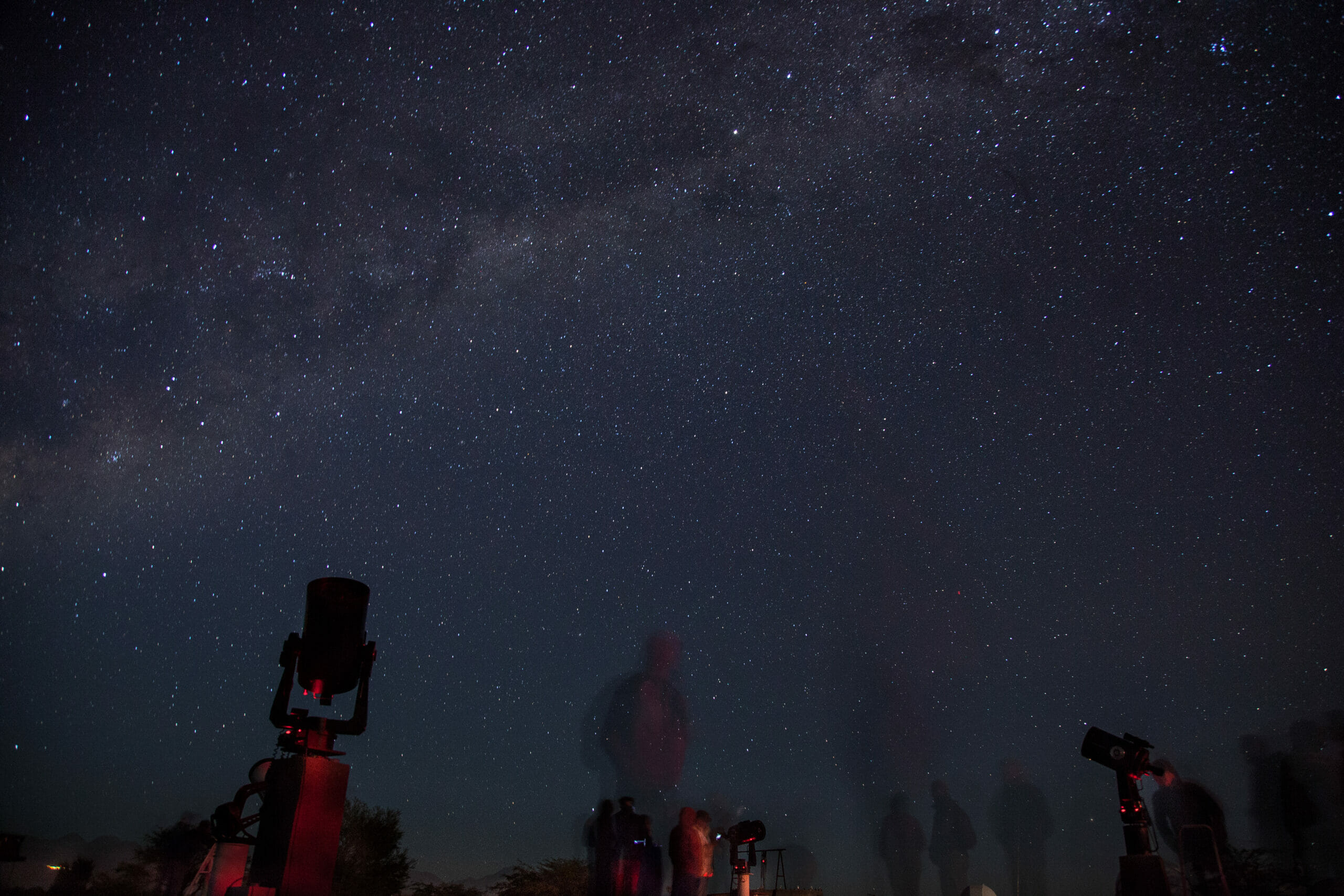Le comete sono degli oggetti celesti molto affascinanti. Molti appassionati di astronomia o anche persone attratte dall’evento, puntano telescopi e binocoli verso il cielo per poterle vedere