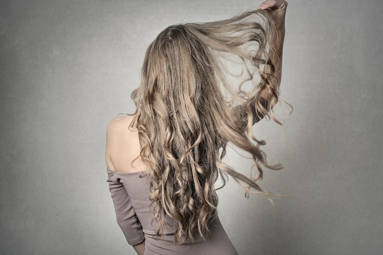 Le cose da fare per non indebolire i capelli