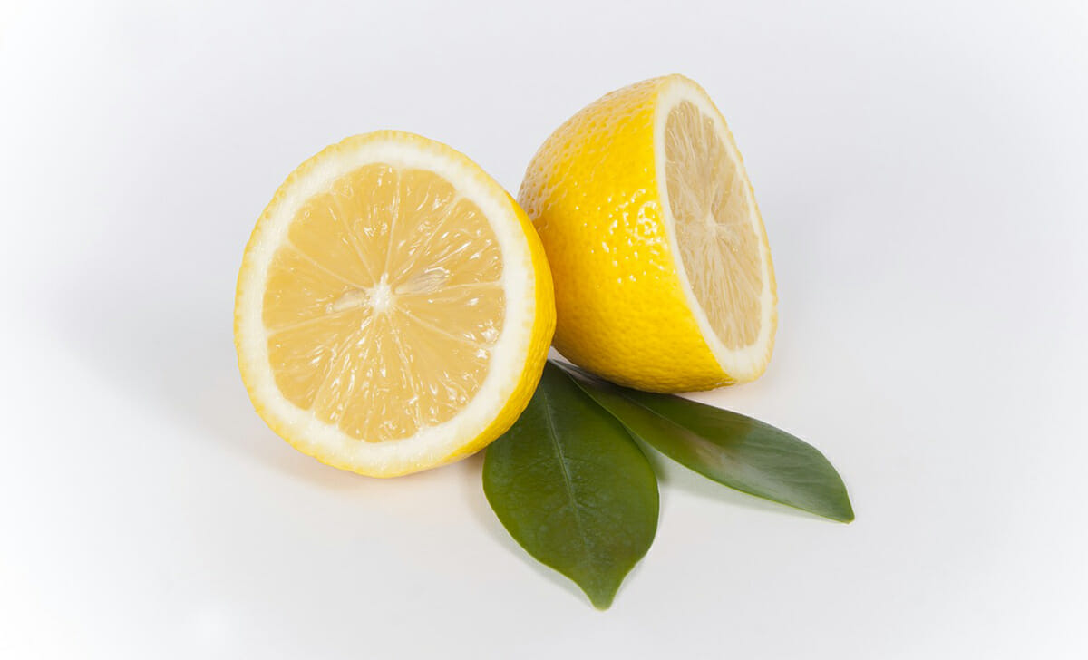 L'ultima tecnica per lavare a secco anche in casa vede due ingredienti presenti in ogni cucina come protagonisti, ovvero limone e sale