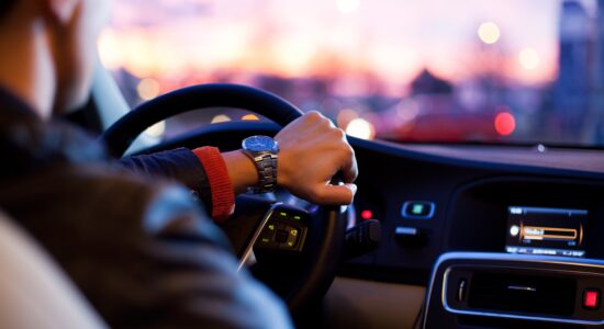 Meglio intestare la nuova auto del figlio al padre?